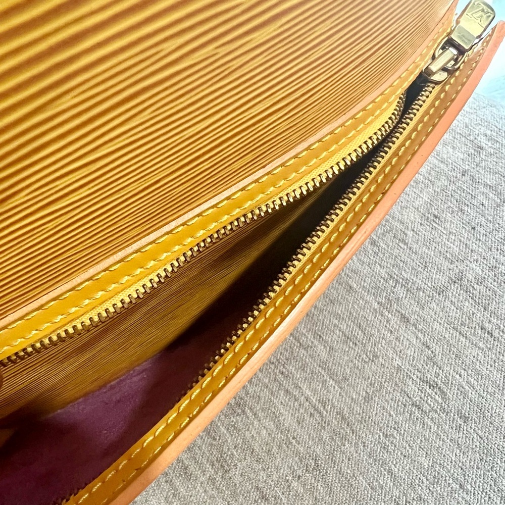 Authentic Louis Vuitton Epi Gobelins Backpack - EUC - Picture 10 of 14